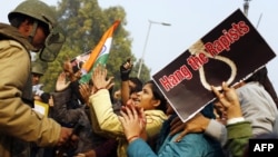 Учасники акції протесту вимагають покарати винних у зґвалтуванні, 23 грудня 2012 року