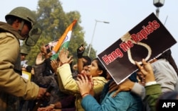 Демонстрация в Дели в 2012 году с требованием покарать преступников, совершивших всколыхнувшее весь мир групповое изнасилование и убийство девушки в автобусе