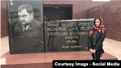 Ольга Бузова на могиле первого президента Чечни Ахмата Кадырова в Грозном, архивное фото.