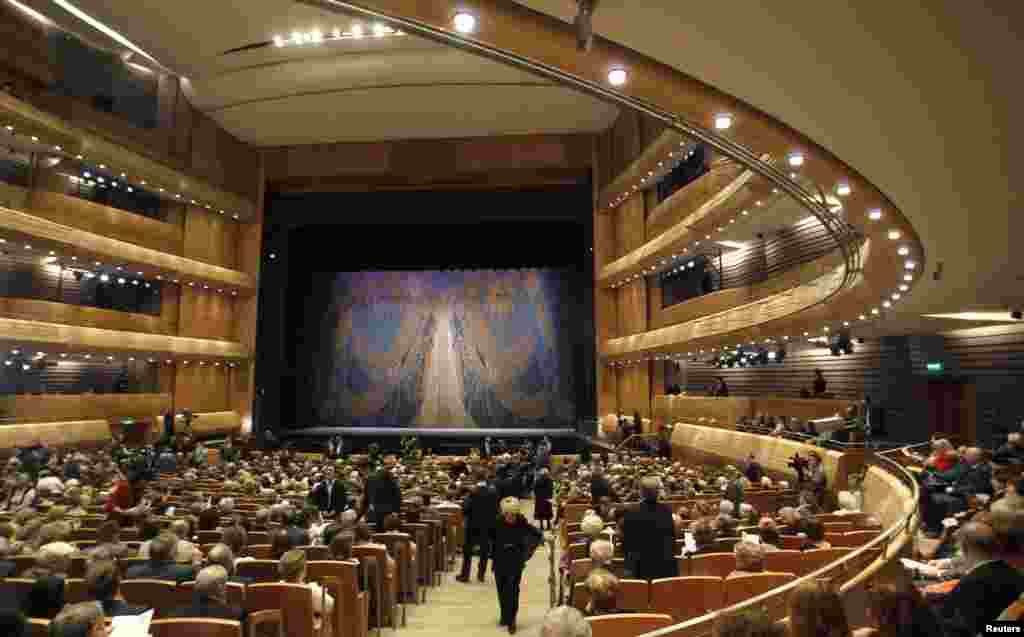The new Mariinsky II hosted a &quot;pre-premiere&quot; performance for veterans, senior theater employees, and VIP guests on May 1. The company says that at about 18,000 cubic meters, the new hall has &quot;an ideal volume and is comparable to the world&#39;s most renowned opera houses.&quot;