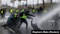 Насилни протести во Париз 