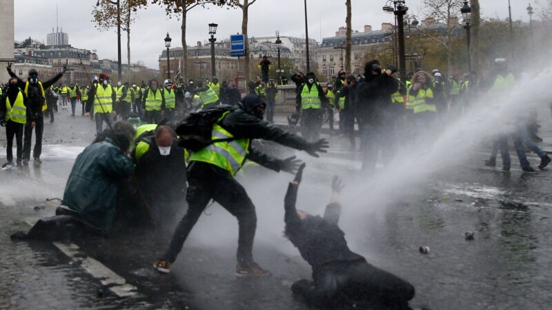 На протестите во Париз запалени 112 автомобили