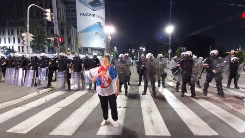 Protesti u Beogradu: Demonstranti, oklopna vozila i žandarmerija