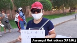Мөлдір Сәрсенбаева педофилдерге өлім жазасын қолдануды талап еткен акция кезінде сөйлеп тұр. Нұр-Сұлтан, 3 тамыз 2020 жыл.