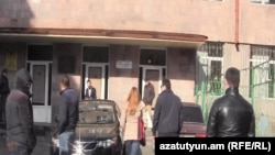 Armenia - Opposition deputy Zaruhi Postanjian (C) confronts government loyalists outside a polling station in Yerevan, 6Dec2015.