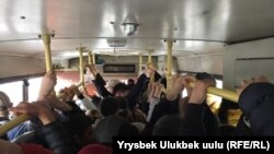 Пассажиры в автобусе