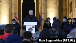 გიორგი ბარამიძე ბოდიშს იხდის და ამბობს: „არასდროს მითქვამს, რომ ჩვენები ხელებაწეულს ან დატყვევებულს „ხვრეტდნენ“