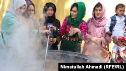 شماری از زنان در حال پختن سمنک در ولایت بدخشان. ۱ اپریل ۲۰۱۹/ رادیو آزادی/ عکس:‌ نعمت الله احمدی