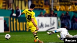 Генрих Мхитарян в составе дортмундской «Боруссии» забивает свой очередной гол в одном из матчей Бундеслиги, 24 сентября 2013 г.