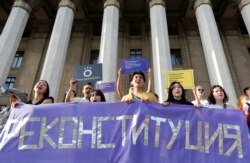 Саяси реформа жасау туралы акция өткізіп тұрған жастар. Алматы, 30 тамыз 2019 жыл.