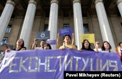 Саяси реформа жасау туралы акция өткізіп тұрған жастар. Алматы, 30 тамыз 2019 жыл.