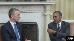Президент США Барак Обама (српава) и Генеральный секретарь НАТО Йенс Столтенберг. Белай дом, Вашингтон, 26 мая 2015 года.