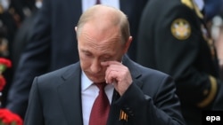 Путин на церемонии возложения венков в Севастополе, 9 мая 2014 года 