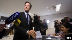 Нидерланды премьер-министрі Марк Рютте Украинамен ассоциация туралы референдумда дауыс беріп тұр. Гаага, 6 сәуір 2016 жыл.