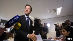 Mark Rutte (solda) səs verir