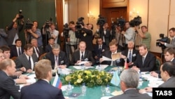 Главы правительств России, Беларуси и Казахстана на переговорах по созданию таможенного союза. Москва, 9 июня 2009 года.