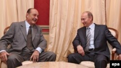 Экс-президент Франции Жак Ширак (слева) беседует с российским президентом Владимиром Путиным. Май 2008