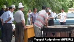 Наразылық акциясына жиналғандар. Қырғызстан, Жалалабад, 1 маусым 2013 жыл.