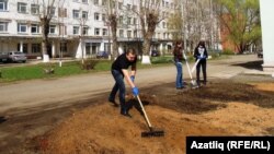 Хастаханә ишегалдында