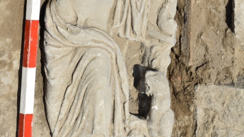 Во Стоби откриена скулптура на богот Дионис со пантер 