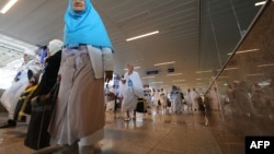 Pamje e pelegrinëve iranianë duke arritur në aeroportin Xheda në Arabinë Saudite