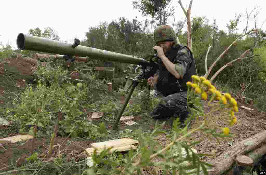 Український вояк з протитанковим гранатометом СПГ-9 на бойовій позиції в районі села Старогнатівка, в Донецькій області, 2 липня 2015 року