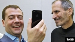 Президент РФ Дмитрий Медведев, iPhone и Стив Джобс, 2010 год
