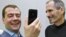 Президент РФ Дмитрий Медведев, iPhone и Стив Джобс, 2010 год