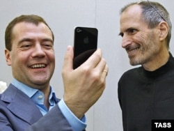 Заснавальнік кампаніі Apple Стыў Джобс дарыць тагачаснаму прэзыдэнту Расеі Дзьмітрыю Мядзьведзеву iPhone 4 у чэрвені 2010 году