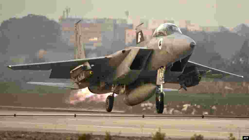Izrael - Borbeni avion F-15 ¨Orao¨ izraelskih snaga u vojnoj zračnoj bazi, 19. novembar 2012. Foto: AFP / Jack Guez 