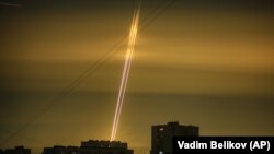 Російські ракети, запущені по території України з Бєлгородської області Росії, які було видно на світанку в Харкові, 3 вересня 2022 року