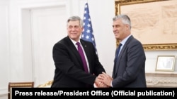 Ambasadori amerikan në Kosovë, Philip Kosnett (majtas) dhe presidenti i Kosovës, Hashim Thaçi.