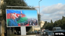 Bakıda Heydər Əliyevin plakatı