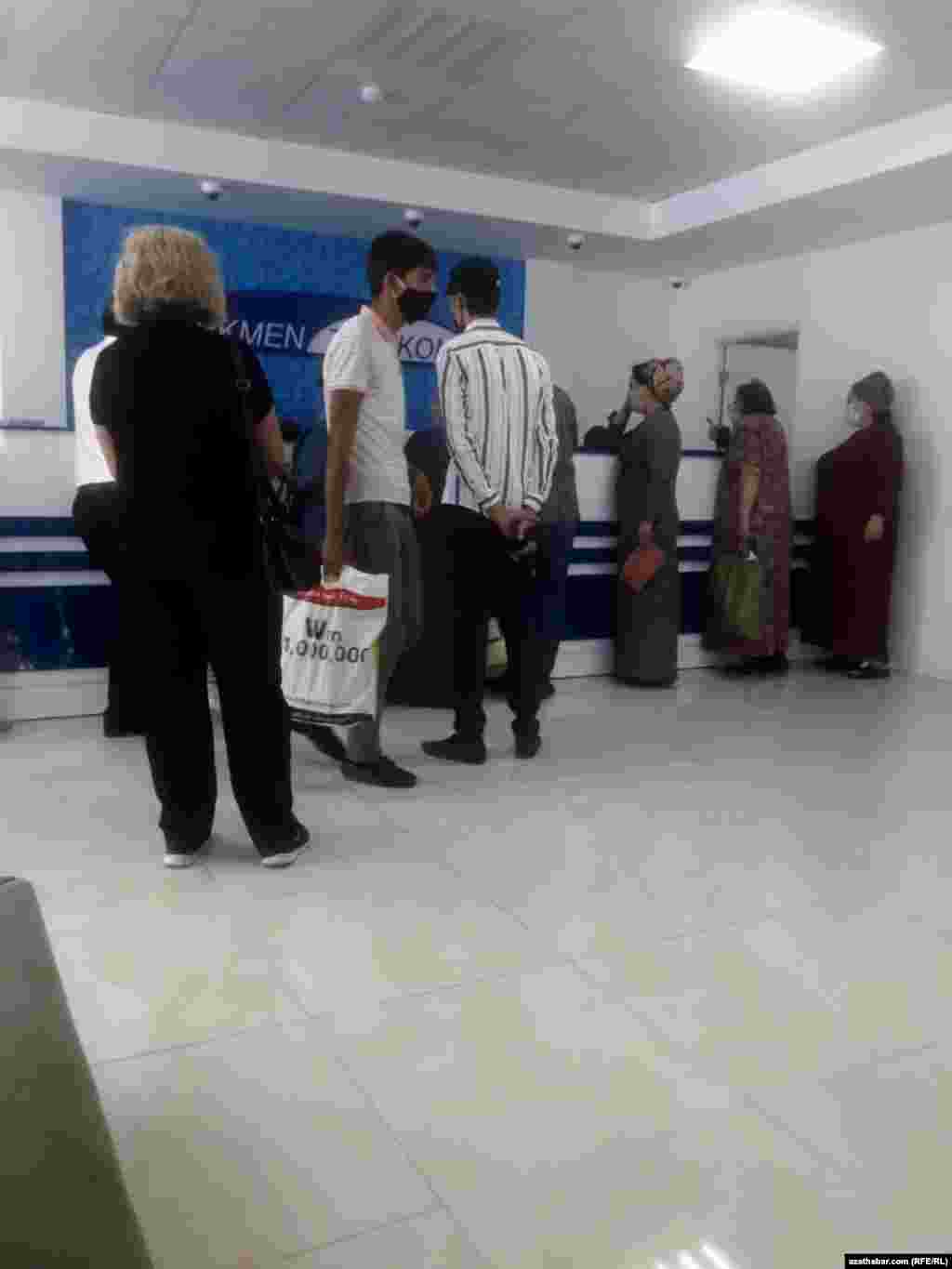 Bankdaky nobat. Aşgabat, sentýabr, 2020