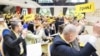 Ramiz Ansarov (stânga), prezent la Convenția Teritorială PAS Orhei din mai 2024, unde a votat noua echipă de conducere a organizației locale