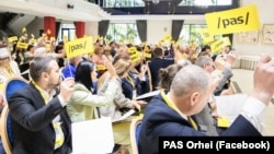 Ramiz Ansarov (stânga), prezent la Convenția Teritorială PAS Orhei din mai 2024, unde a votat noua echipă de conducere a organizației locale