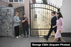 Nicușor Dan și partenera lui, Mirabela Grădinaru, pe drum spre secția de vot din orașul Făgăraș.