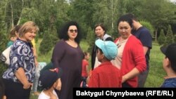 Елена Геонис жана кыргызстандык ата-энелер. 