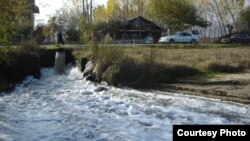 Отпадни води се излеваат во Охридското Езеро во Албанија.