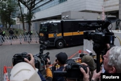 O dubă în care s-ar afla Jimmy Lai, fondatorul ziarului pro-democrație Apple Daily, părăsește clădirea Tribunalului Magistraților din West Kowloon după pronunțarea sentinței. Hong Kong, 9 februarie 2026.