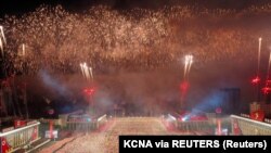 Evenimentul a avut loc noaptea și a fost difuzat abia joi. La paradă au fost văzute artificii deasupra pieței Kim Il Sung.