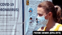 Žena dolazi u bolnicu na testiranje na korona virus, Sarajevo, Bosna i Hercegovina