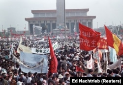Sute de mii de oameni se adună în piața Tiananmen din Beijing, în 17 mai 1989, în fața monumentului dedicat eroilor neamului și în apropiere de mausoleul lui Mao Zedong, liderul Revoluției Culturale chineze din anii '60.