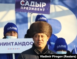 Sadyr Japarov (center) attends an election rally in Tokmok on December 30, 2020