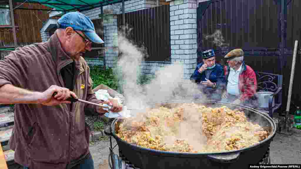 A man prepares pilaf at the Gadel Mosque in Kazan.