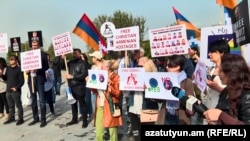 Qarabağ qaçqınlarının Yerevanda etiraz aksiyası