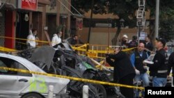 Последствия взрыва заминированной машины в Бейруте. 3 января 2013 года.