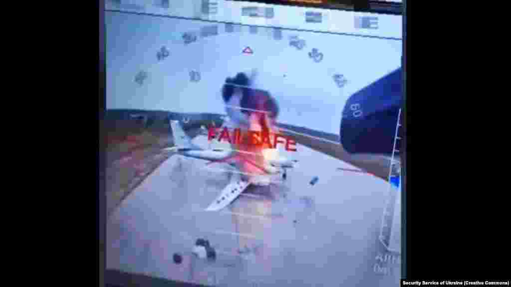 Az ukránok legutóbb több tucat nagy hatótávolságú orosz bombázót semmisítettek meg Oroszországba csempészett drónok segítségével. Közzétettek egy videót is, amelyen orosz bombázók lángolnak a Mongóliával határos irkutszki Belaja repülőtéren