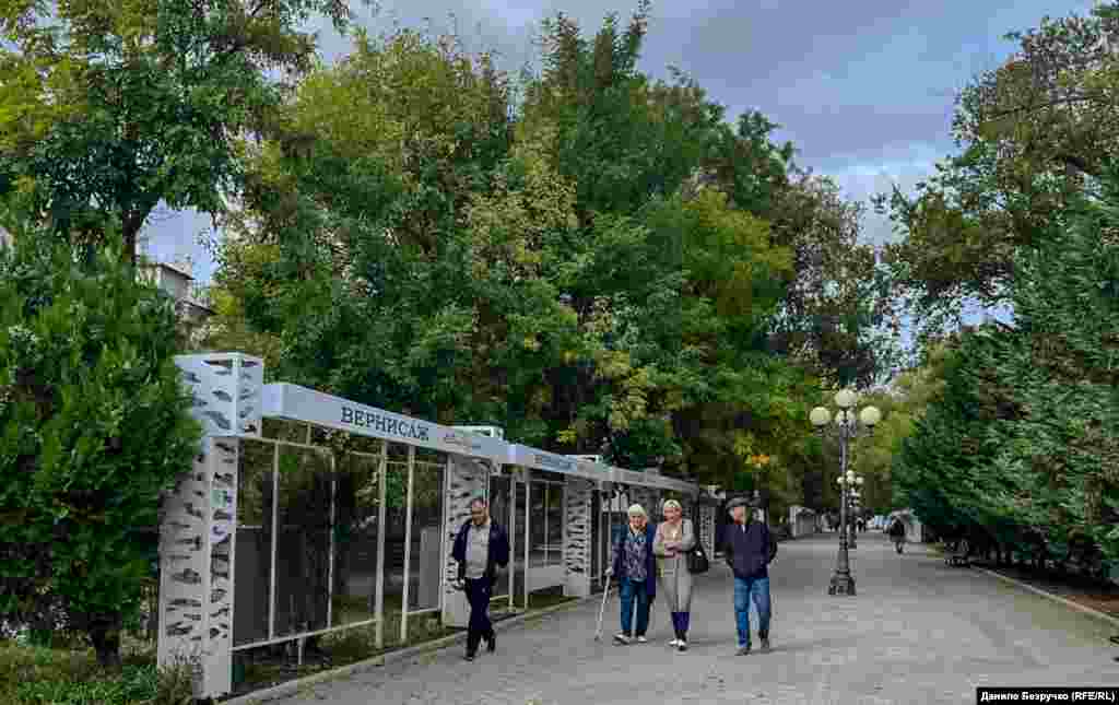 На улице Дувановской совершали утренний променад в основном пенсионеры.Местные власти ранее заявляли, что в 2026 году приступят к ремонту этой улицы