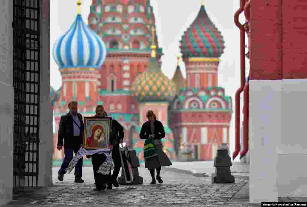 A man carries a religious icon near St. Basil&#39;s Cathedral amid the coronavirus outbreak in Moscow. (Reuters/Evgenia Novozhenina)